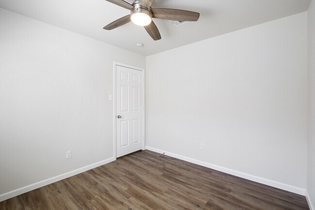 Building Photo - 7722 Bridgepointe Dr