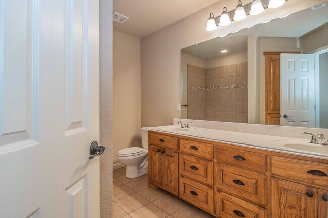 Building Photo - Beautiful Traditional Home on Over an Acre in Weatherford!