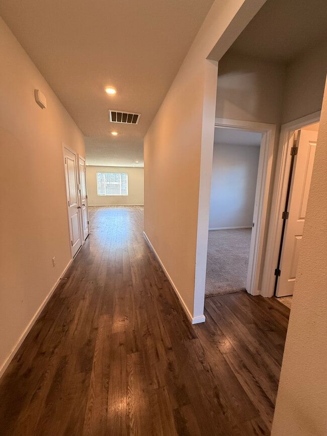 Building Photo - Newer single level 3 bed 2 bath home in NE Salem