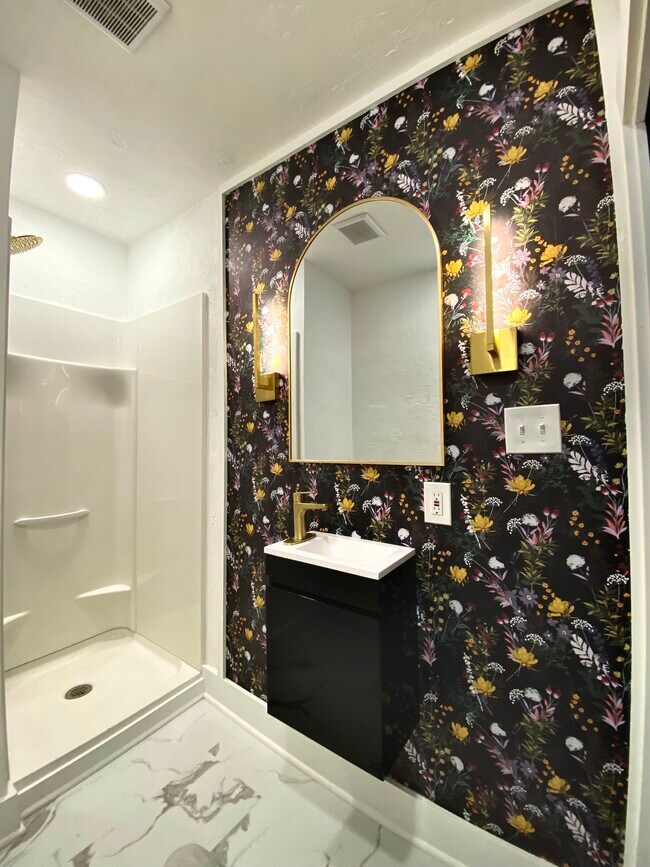 Building Photo - 2200 Richmond Ave