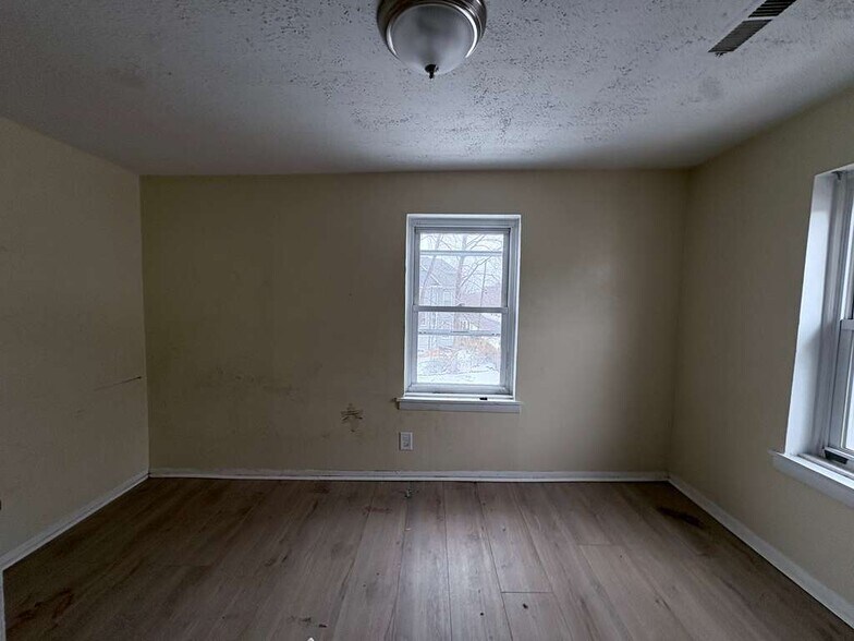 Building Photo - 320 Lenox St