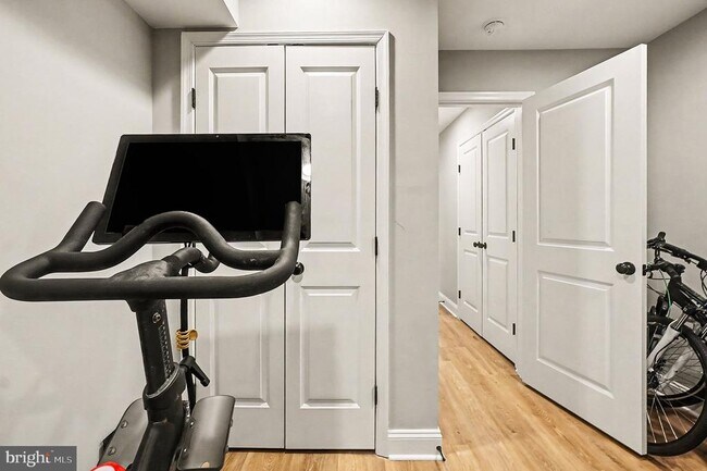 Building Photo - 443 S Robinson St