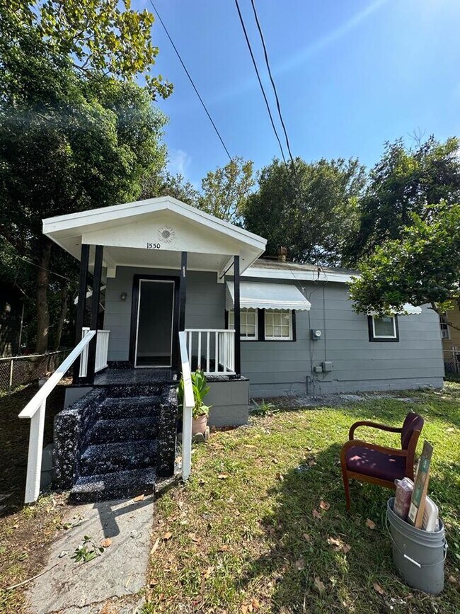 Building Photo - Fully Renovated 2/1 + Bonus Room Single Family Available Now!