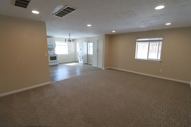 Building Photo - Large Pet Friendly House in the Foothills of Provo