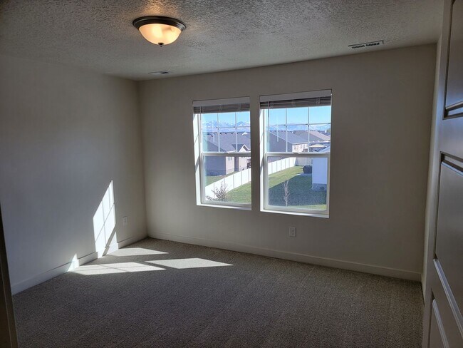 Building Photo - BRAND NEW Gorgeous Magna Townhomes!!!