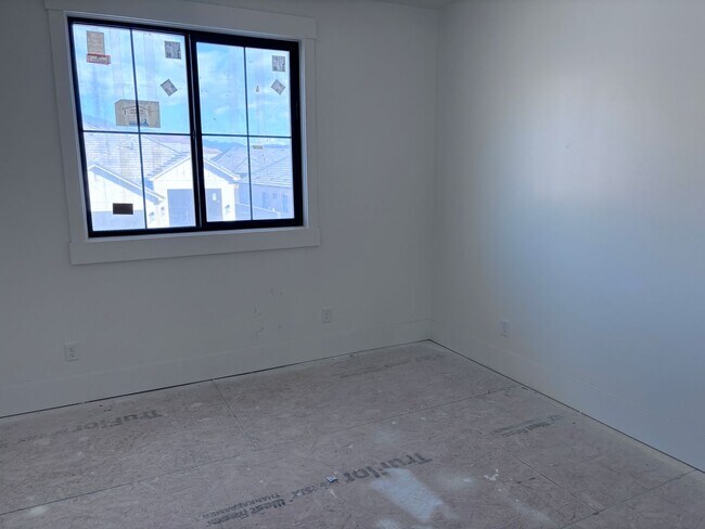 Building Photo - Luxury Living Near Sand Hollow – Spacious ...