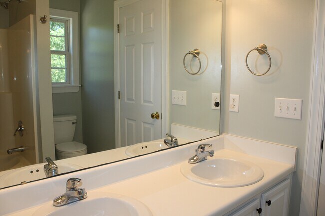 Building Photo - 80 Senter Farm Ct