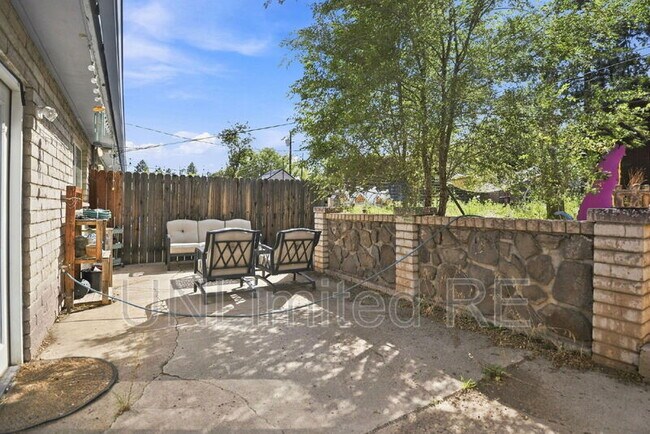 Building Photo - 1811 N Meadow Lark Dr