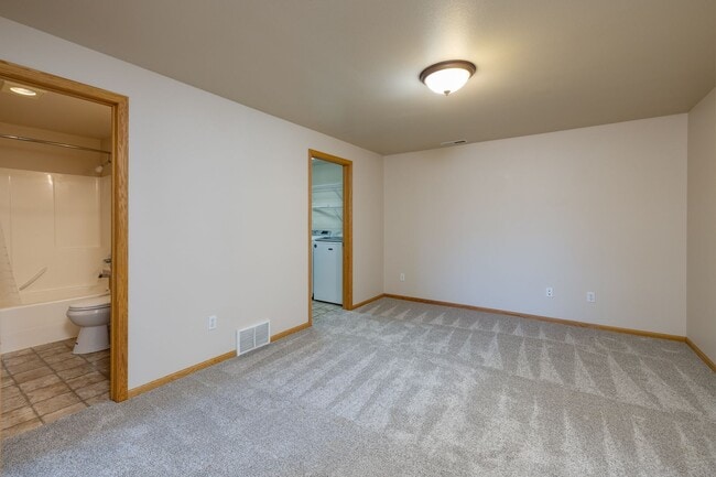 Building Photo - 3 bedroom 2 bathroom west end townhome