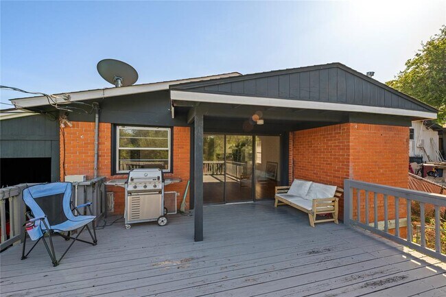 Building Photo - 402 Philco Dr