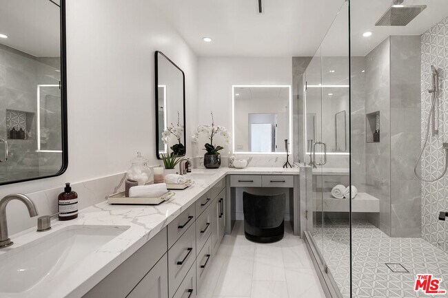 Building Photo - 5164 W Mid City Ct