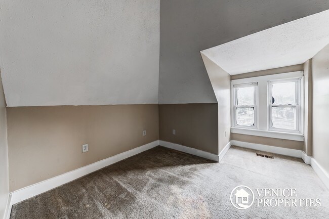 Building Photo - 2168 Summit St