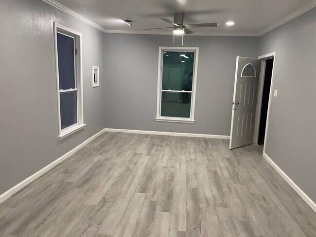 Building Photo - 3 bedrooms 2 baths - Only $1500 Per Month