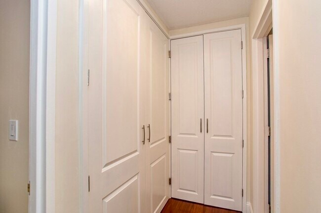 Building Photo - 32 Cherokee St