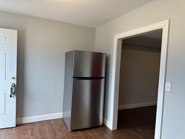 Building Photo - 27 Russell Ave