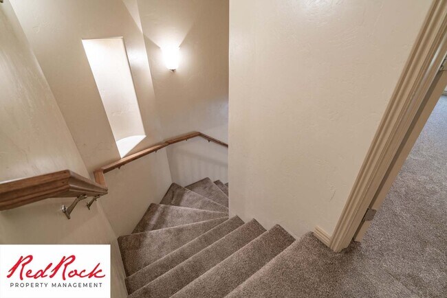 Building Photo - Beautiful 3 bedroom, 2.5 bathroom Townhome...