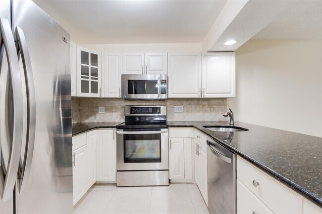 Building Photo - 3000 NE 5th Terrace