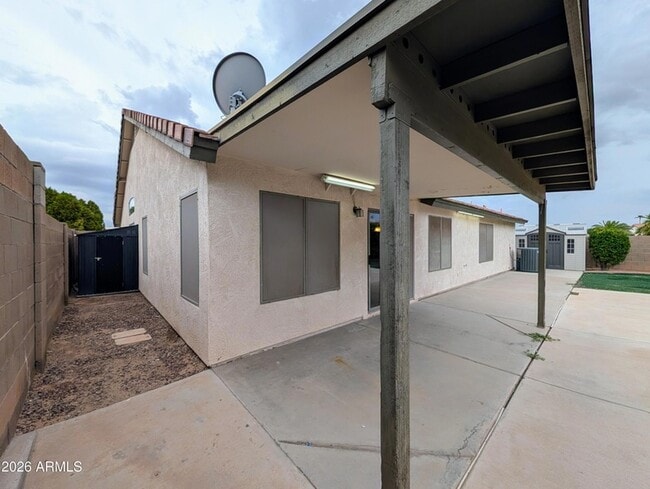 Building Photo - 15748 W Paradise Ln