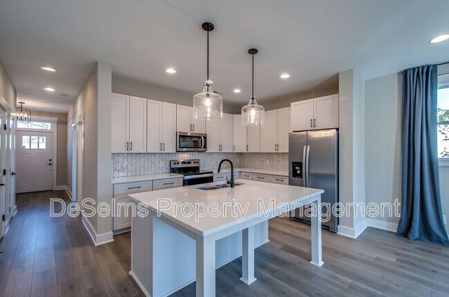 Building Photo - 2061 Oakwood Avenue