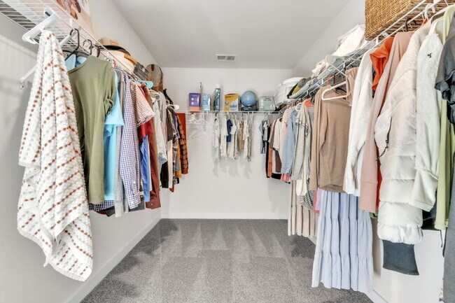 Building Photo - Elegant 5BR/4BA Home Minutes from the Swam...