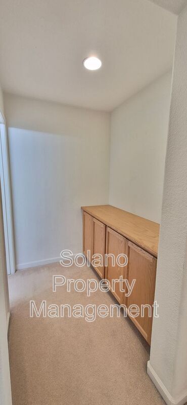 Building Photo - 2080 Mariposa Dr