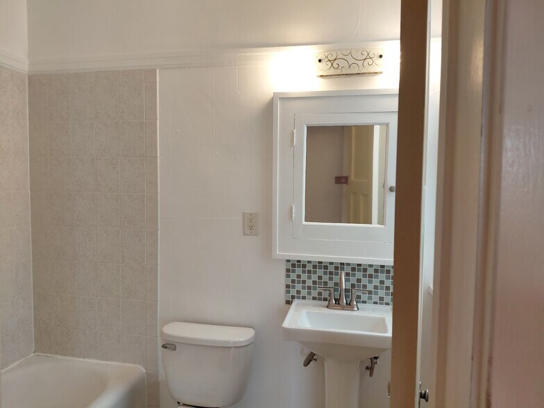 Building Photo - 4552 W Wells St