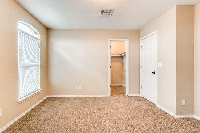 Building Photo - Gorgeous 4 Bedroom Home In Horizon with Refrigerated Air!