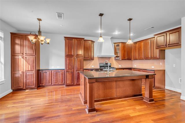 Building Photo - 932 Brook Forest Ln