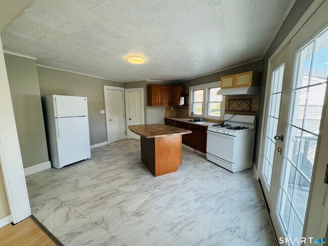 Building Photo - 260 Bunker Ave