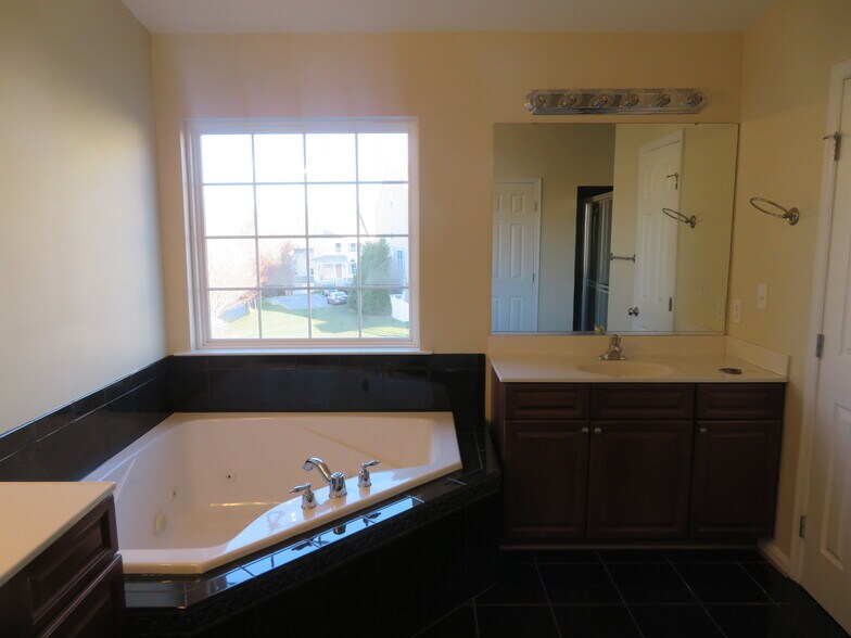 Building Photo - 3700 Bedford Dr