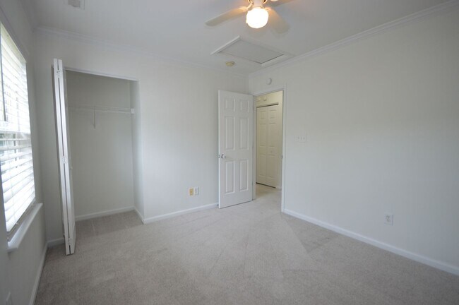Building Photo - 404 Hanson Rd
