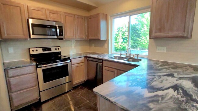 Building Photo - Gorgeous Split Level with Fenced Backyard