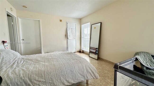 Building Photo - 977 Riverside Dr