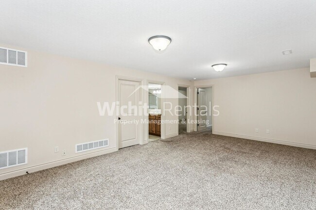 Building Photo - 11712-11714 Crestwood