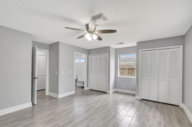 Building Photo - 843 Azalea Dr