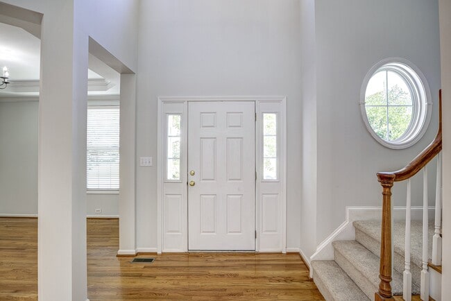 Building Photo - 2103 Templeton Gap Dr