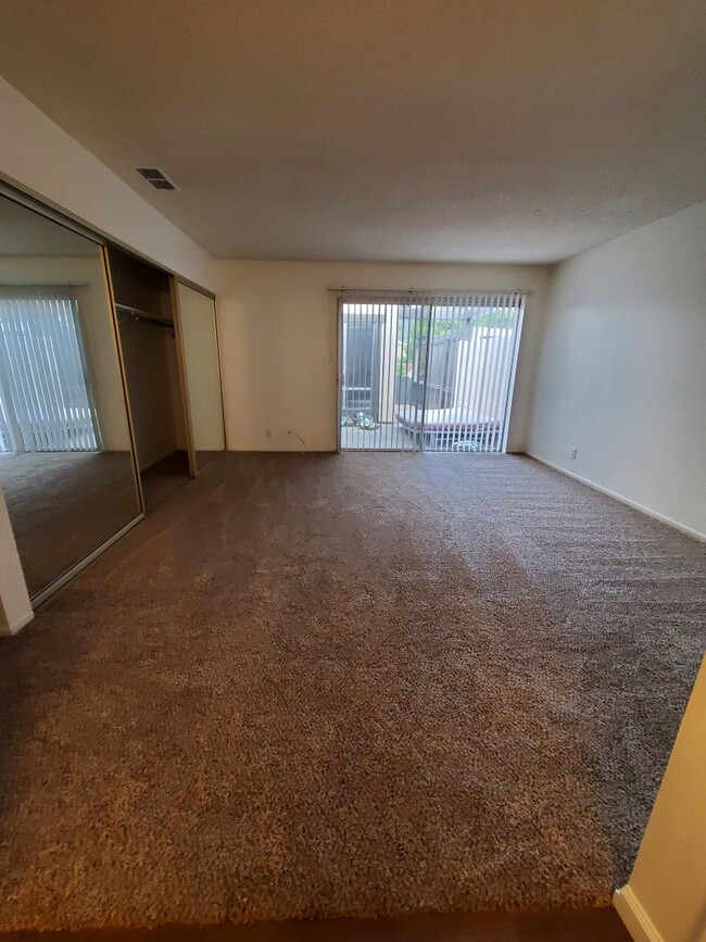 Building Photo - 3bd/2ba Condo with Two Car Garage