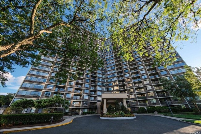 Building Photo - 2 Bay Club Dr