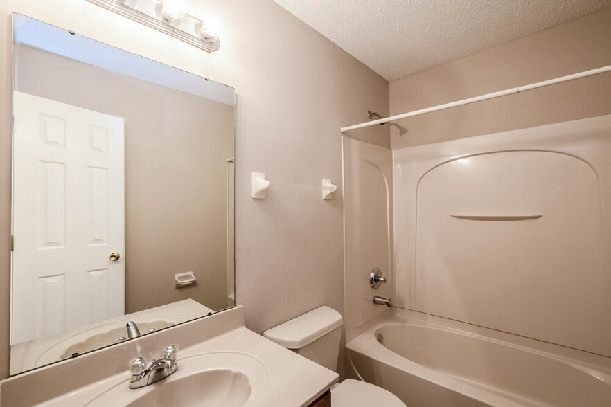 Building Photo - 1513 Pemberton Ln