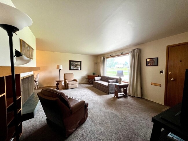 Building Photo - Fully Furnished home- perfect for traveling medical professionals!