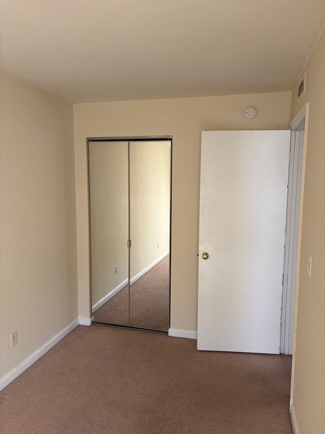 Building Photo - 4BR/2BA Near Virginia Tech | Bus Route, Laundry In-Unit