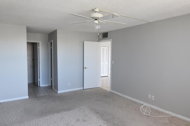 Building Photo - 1236 Hillsboro Mile