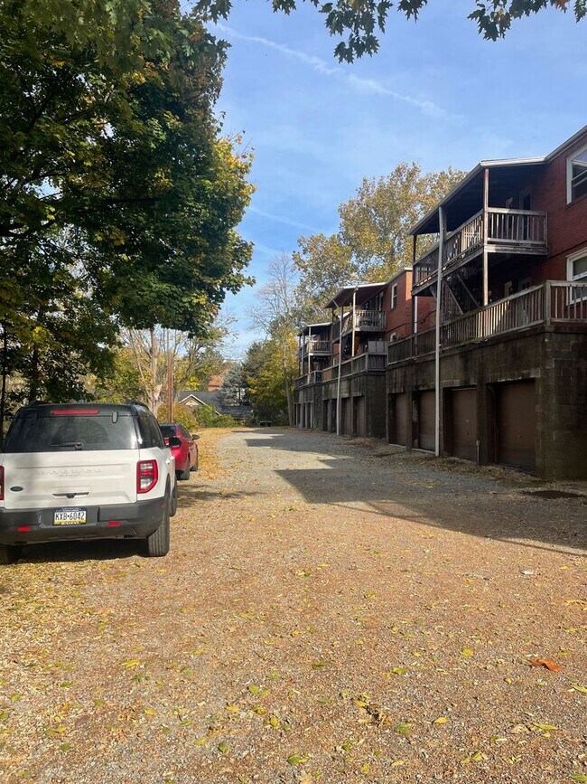 Building Photo - Spacious 1 Bedroom Apartment with Garage S...