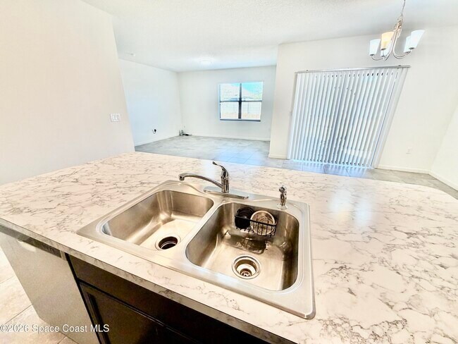 Building Photo - 388 Coyote Dr