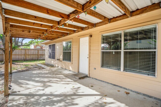 Building Photo - Bright and Beautiful Open-Concept Home!