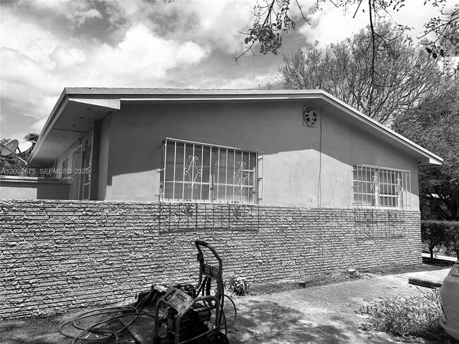 Building Photo - 412 SW 10th St