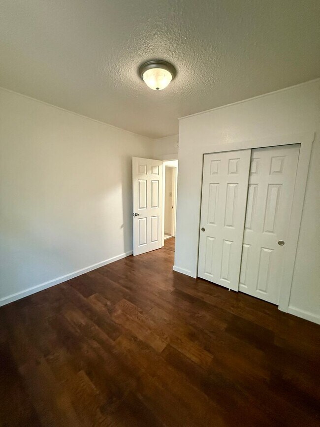 Building Photo - 3 Bedroom 1 Bath House!