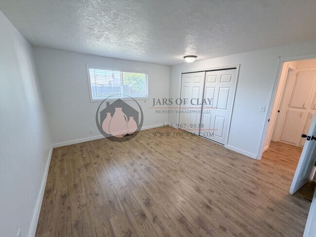 Building Photo - Updated 3 Bed / 2 Bath Salem Home with Central A/C, Fenced Yard & Included Landscaping!