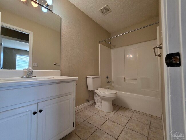 Building Photo - 4041 Shorewood Dr