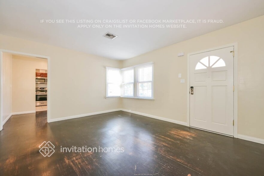 Building Photo - 2112 N Screenland Dr